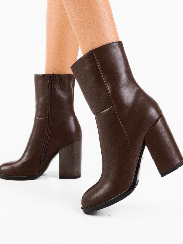 Botine dama Tshepo Camel