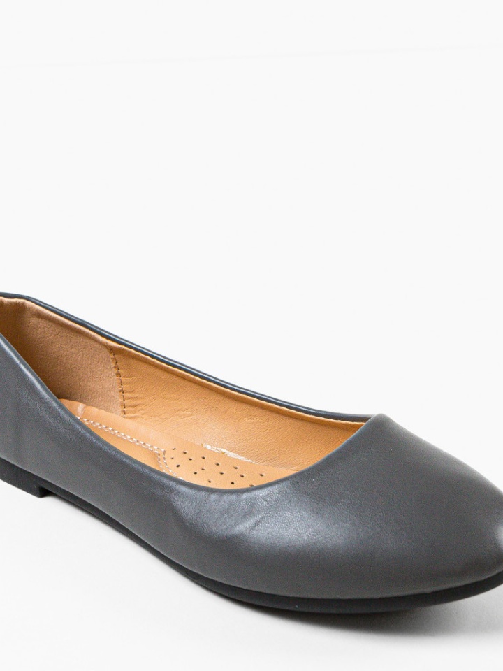 Balerini dama Aniya Bej