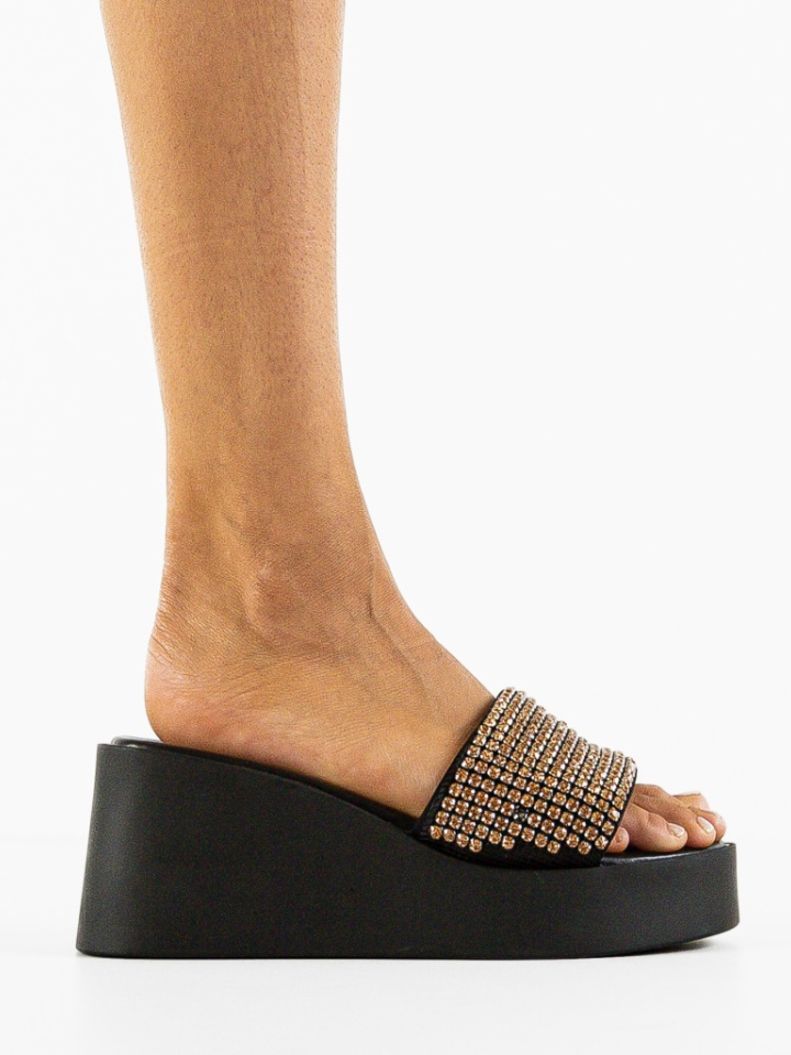 Saboti dama Cerbera Aurii