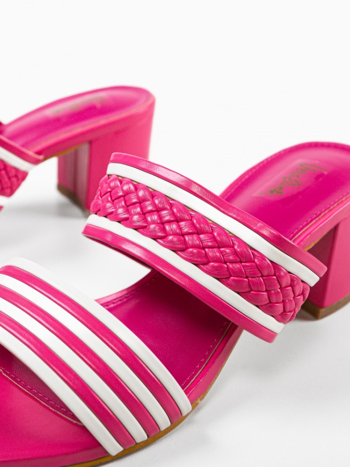 Saboti dama Nora Camel