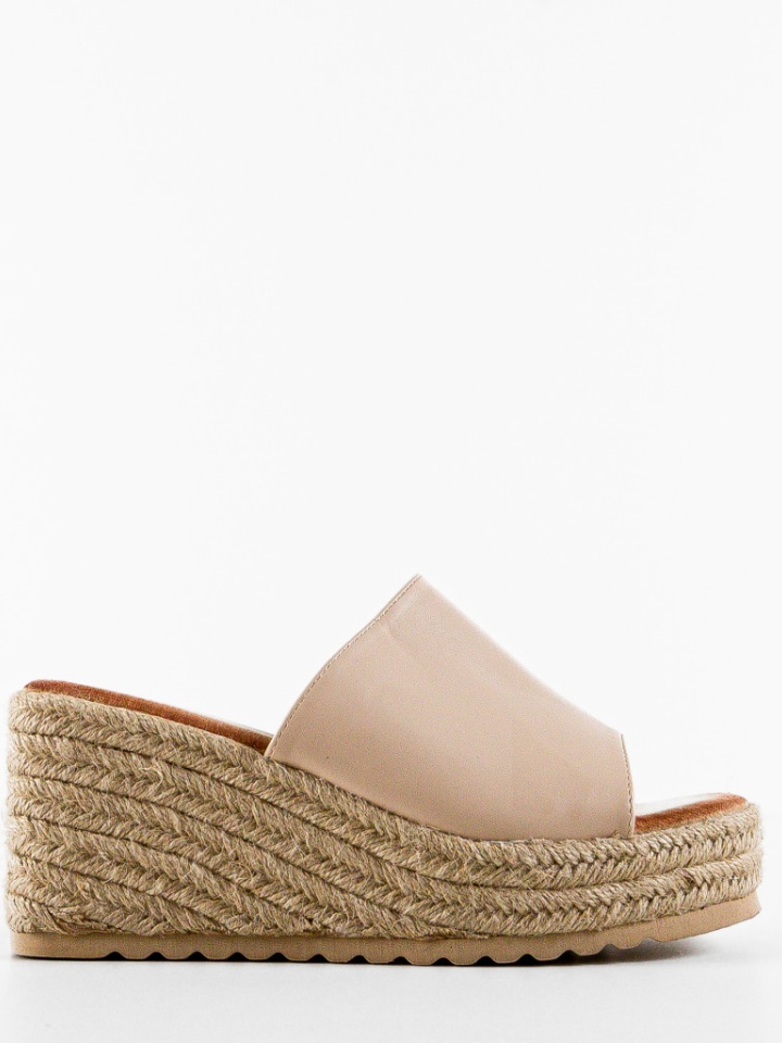 Saboti dama Fuku Negri