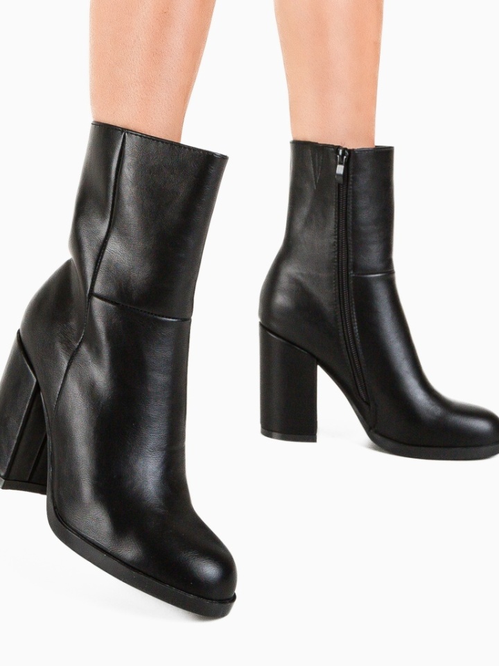 Botine dama Tshepo Camel