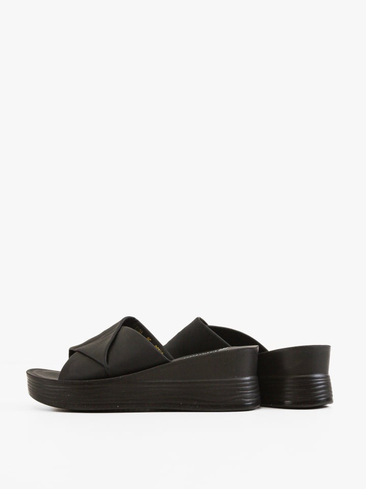 Saboti dama Nasreen Negri