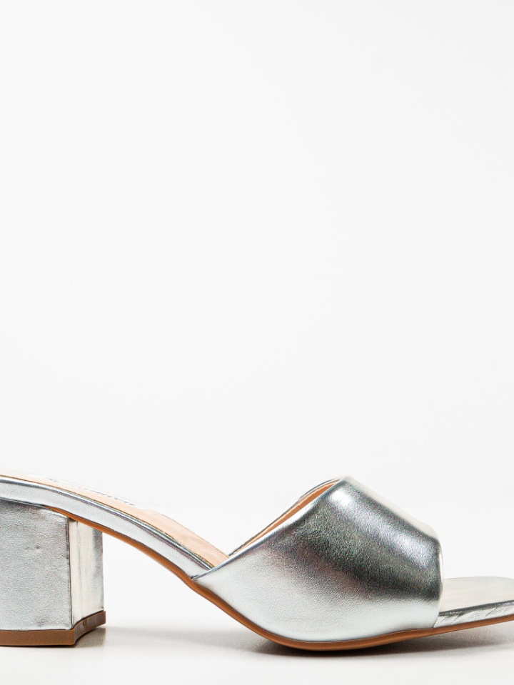 Saboti dama Coraline Negri