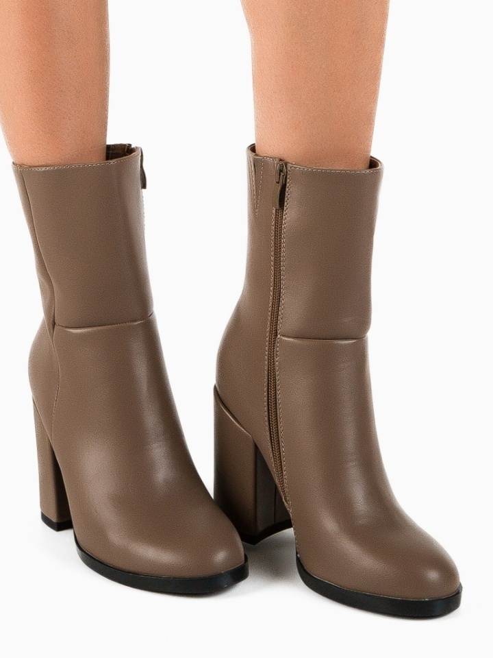 Botine dama Tshepo Camel