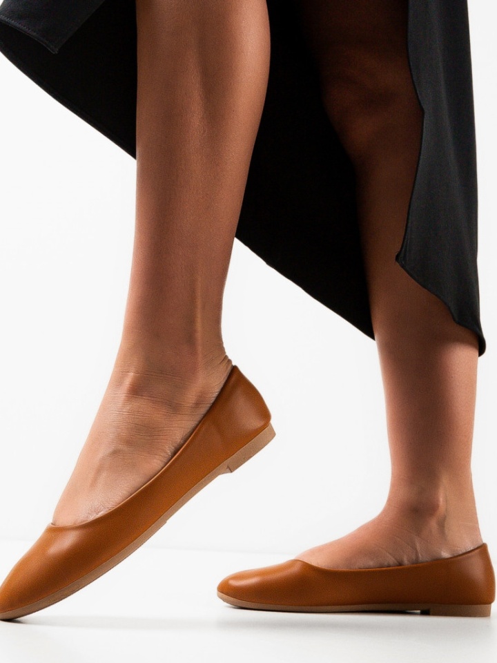 Balerini dama Aniya Bej