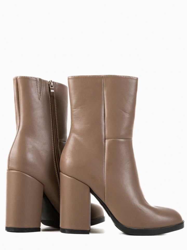 Botine dama Tshepo Camel