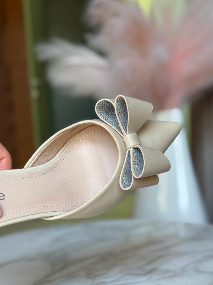 Saboti dama Thea Negri