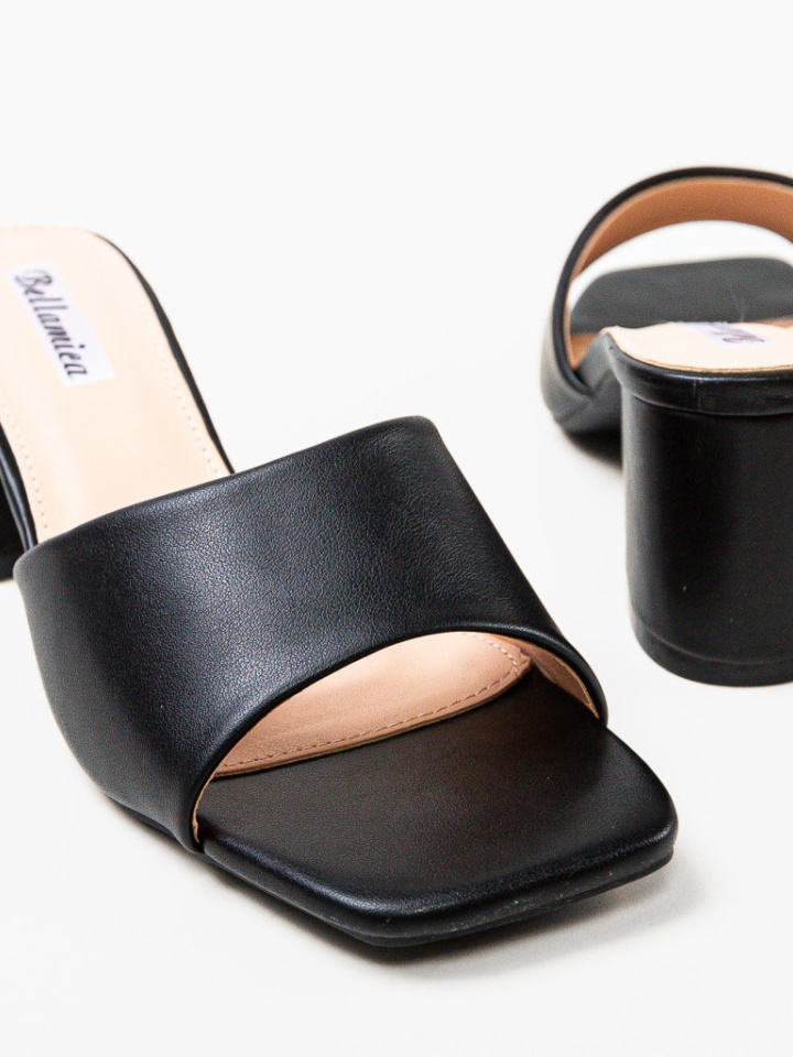 Saboti dama Coraline Negri