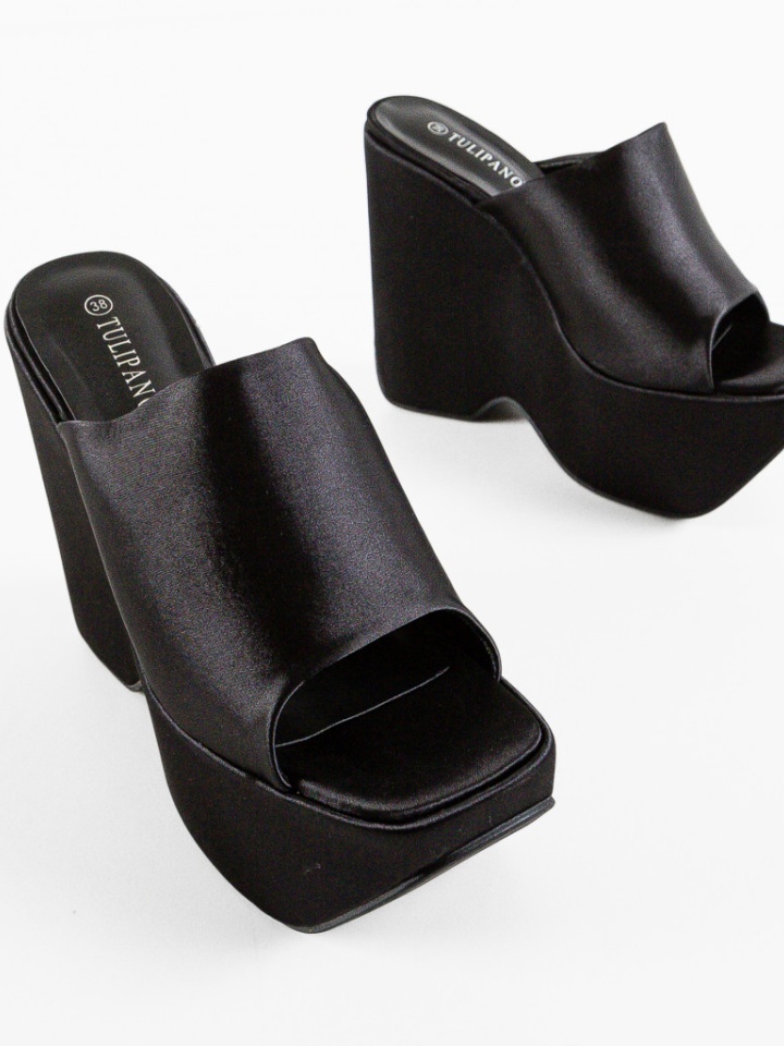 Saboti dama Kayleig Roz