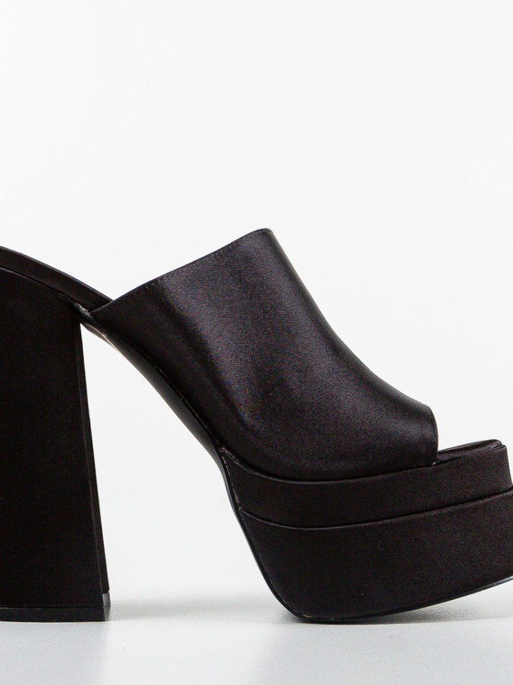 Saboti dama Hirst Roz