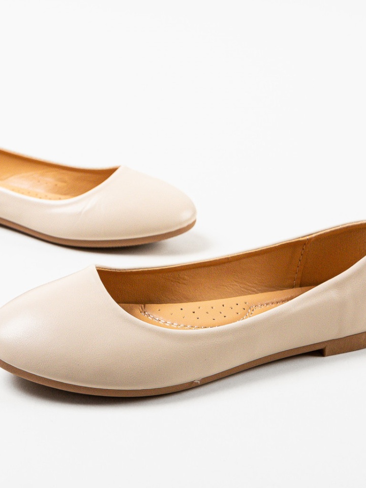 Balerini dama Aniya Bej