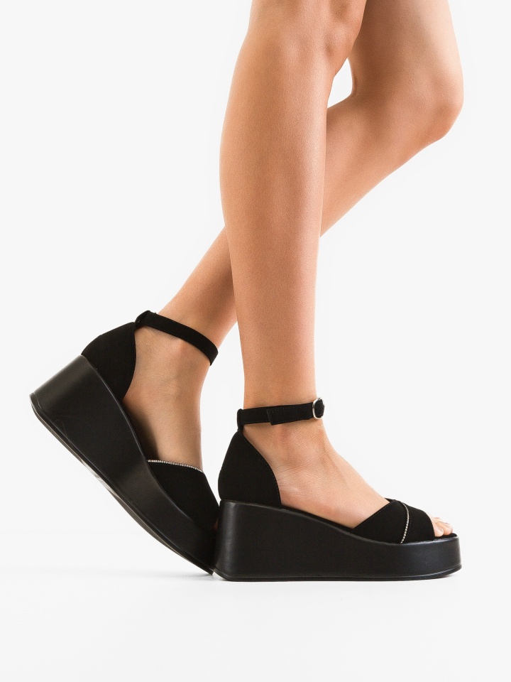 Platforme dama Amaka Negre