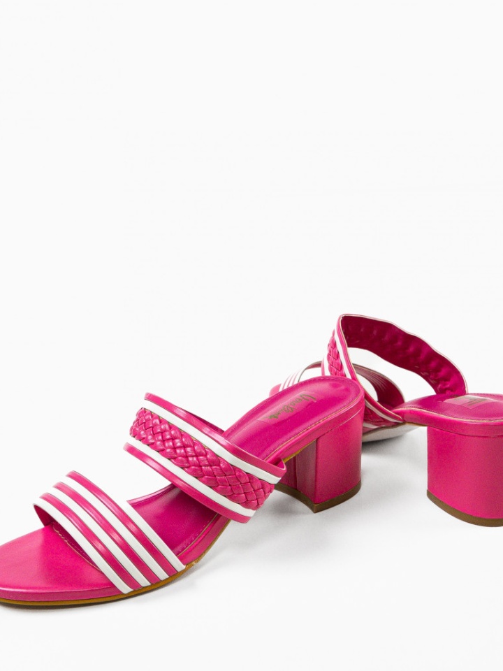 Saboti dama Nora Camel