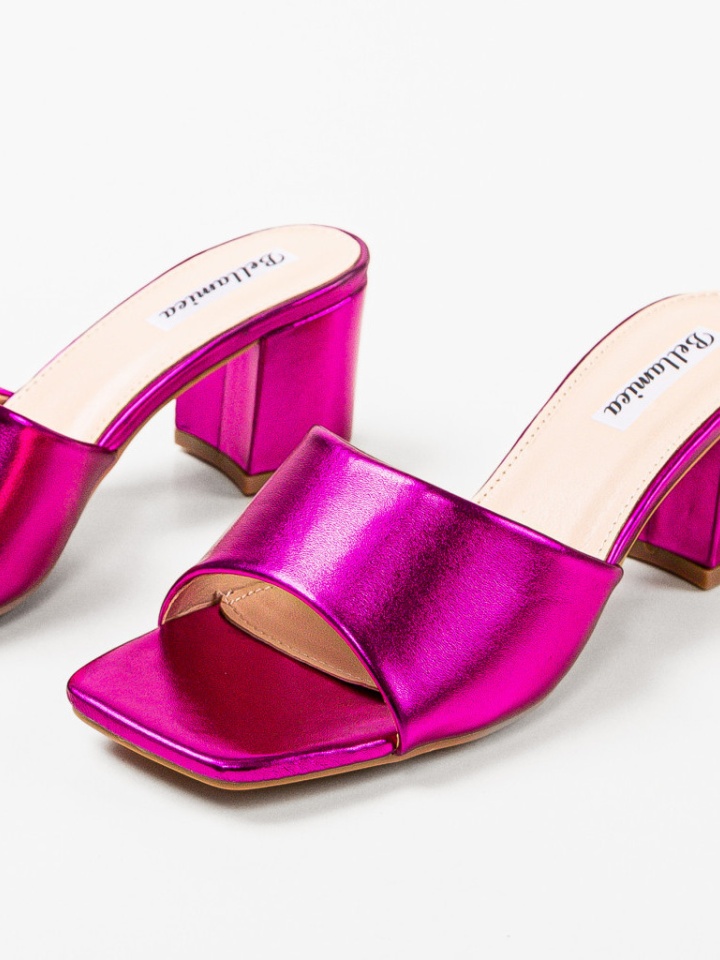 Saboti dama Coraline Negri