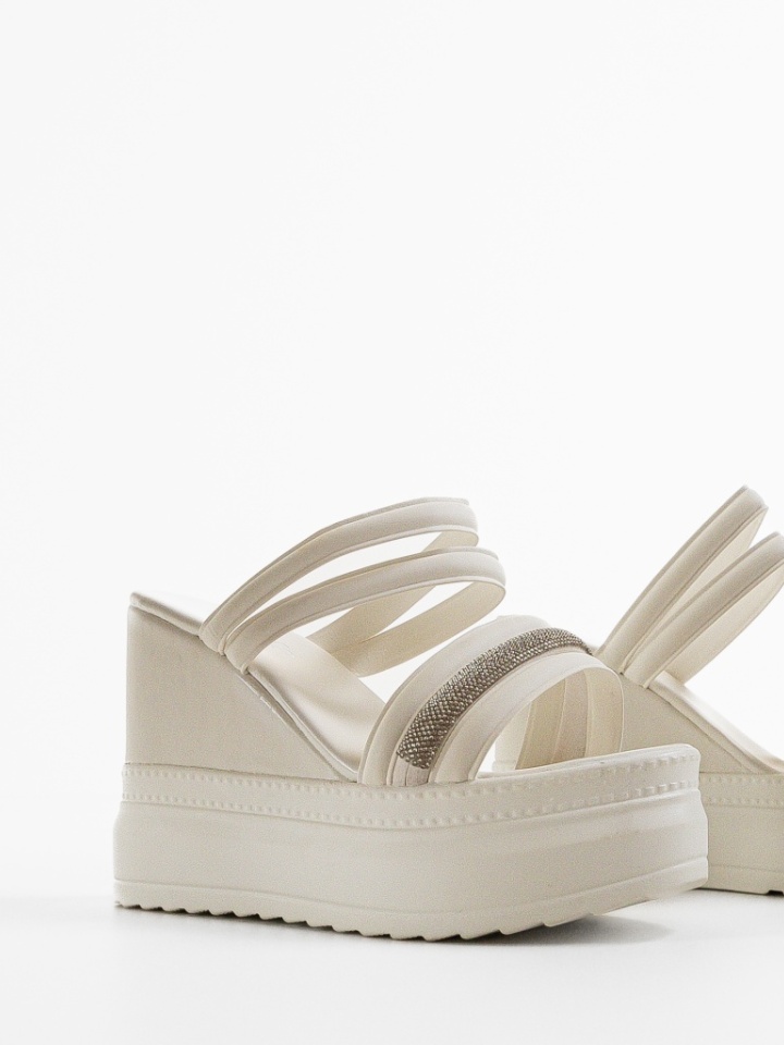 Saboti dama Pougly Albe