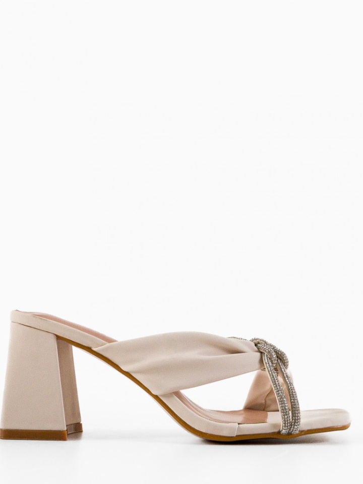 Saboti dama Sophea Bej