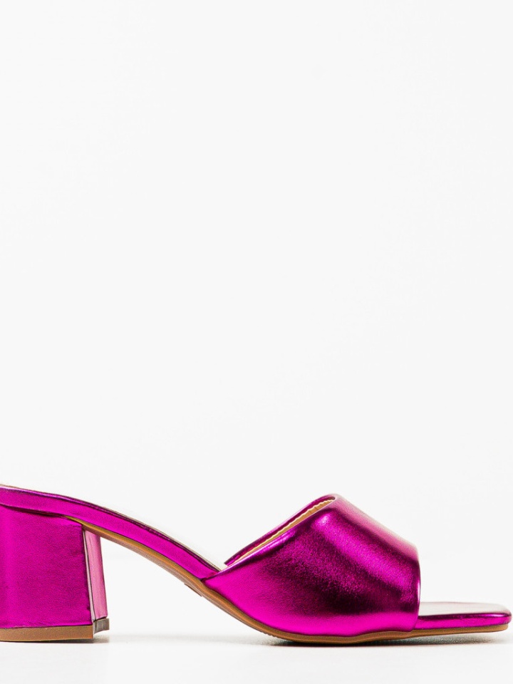 Saboti dama Coraline Negri