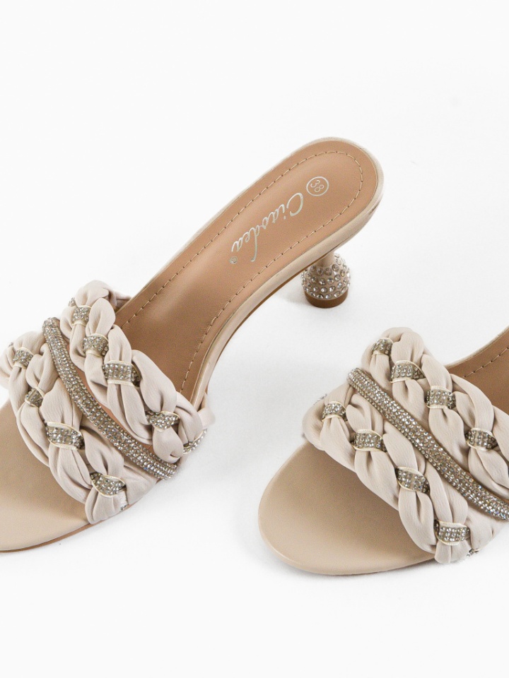 Saboti dama Valiente Negri