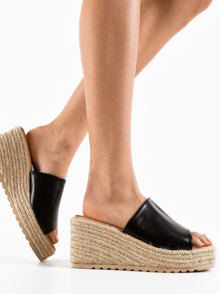 Saboti dama Fuku Negri