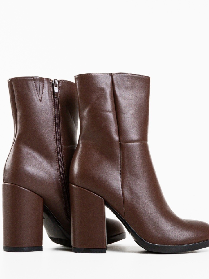 Botine dama Tshepo Camel