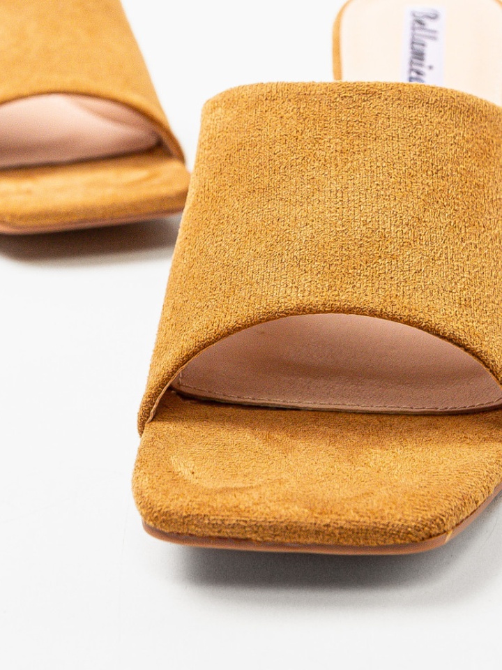 Saboti dama Velia Camel