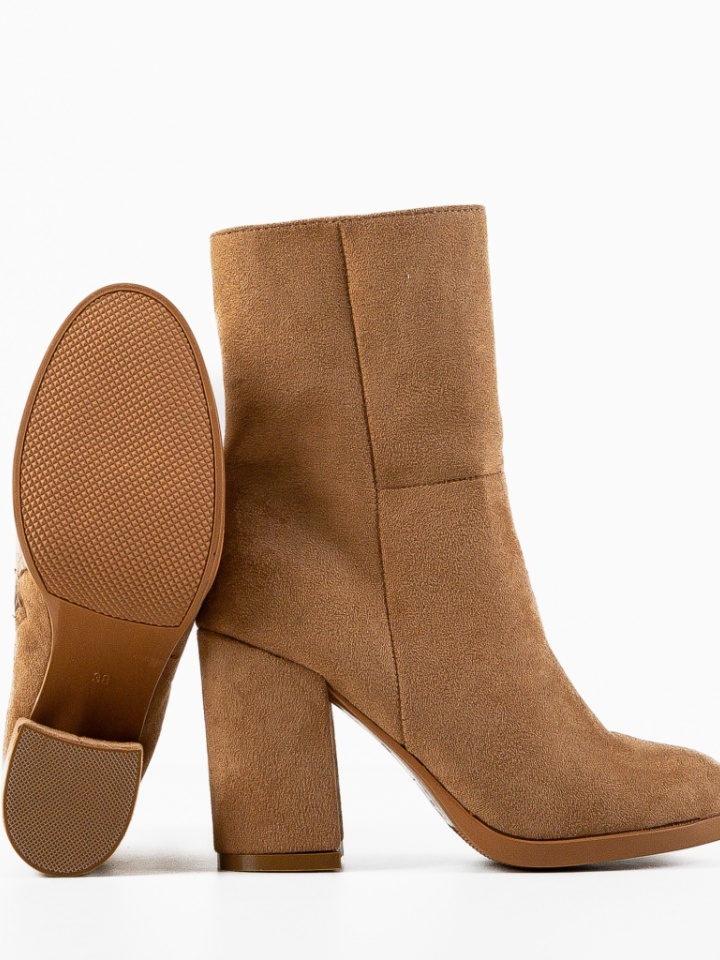 Botine dama Tshepo Camel