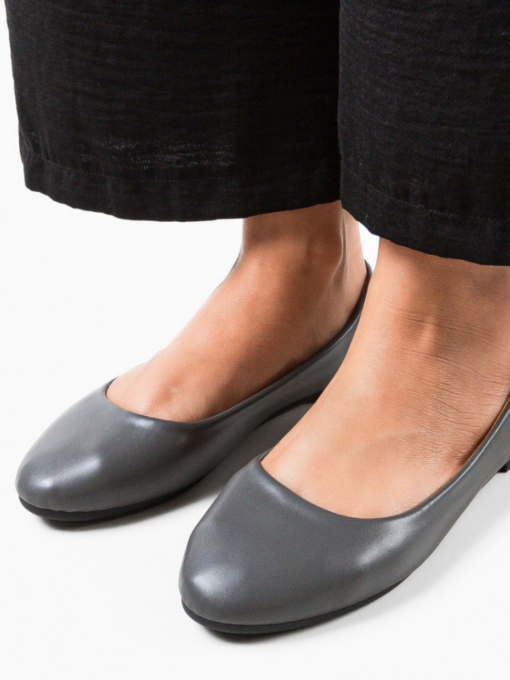 Balerini dama Aniya Bej