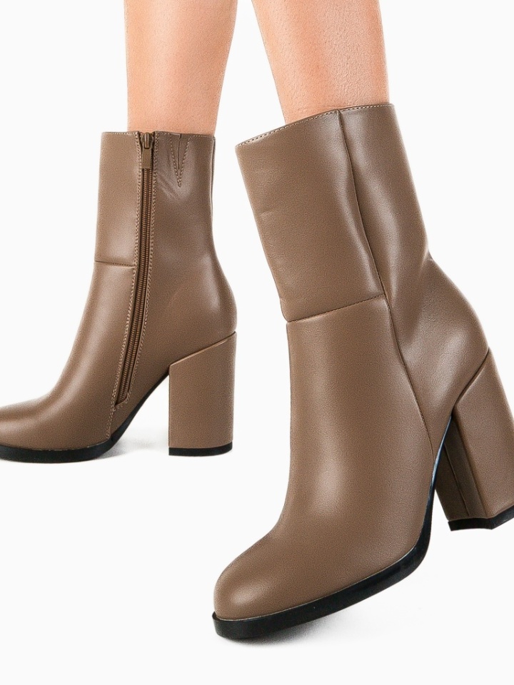 Botine dama Tshepo Camel