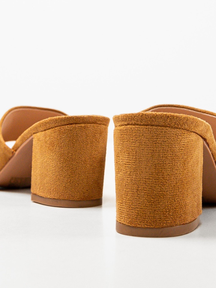 Saboti dama Velia Camel