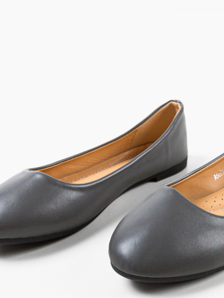 Balerini dama Aniya Bej