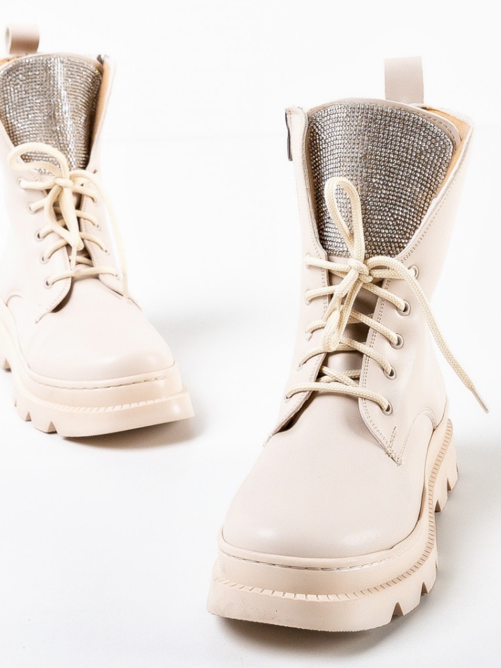 Ghete dama Lupy Nude