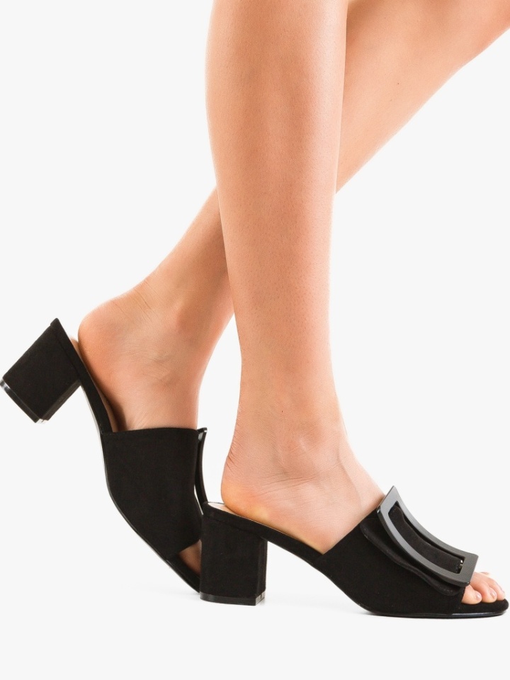 Saboti dama Shauna Negri