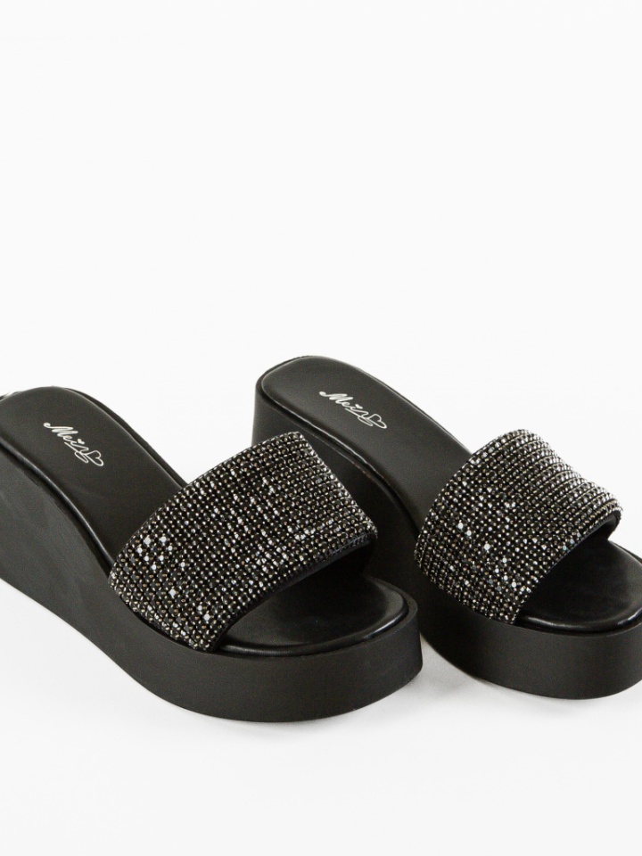 Saboti dama Cerbera Aurii