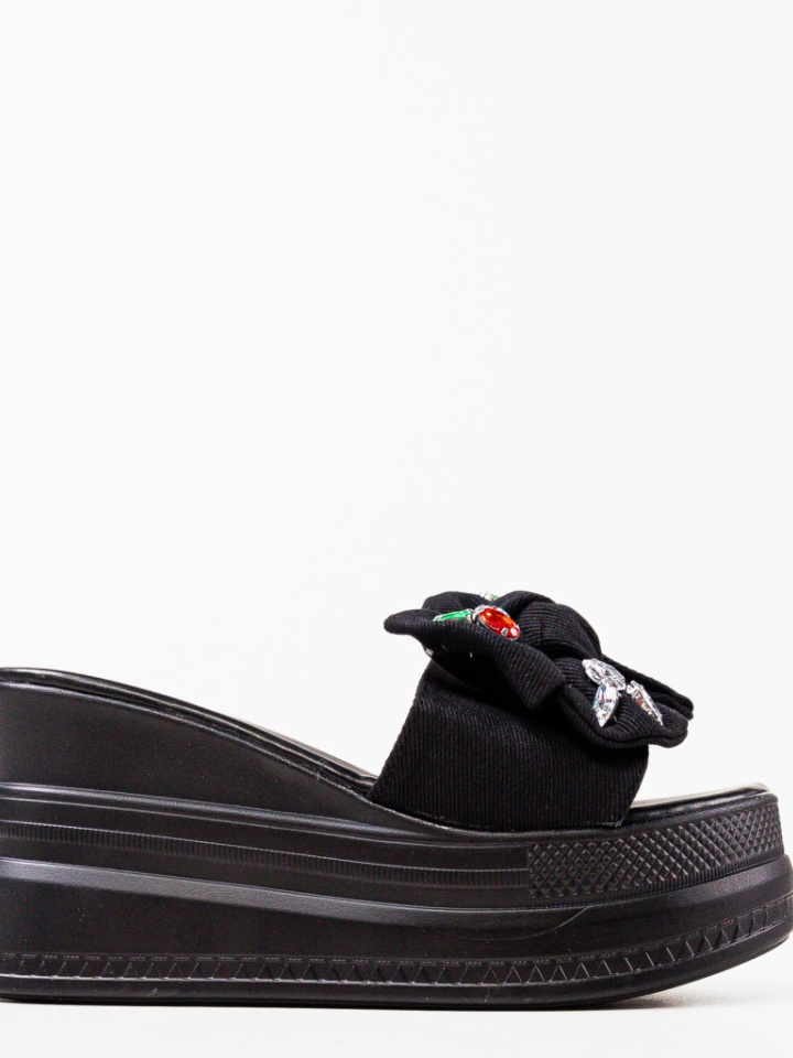 Saboti dama Sadie Negri