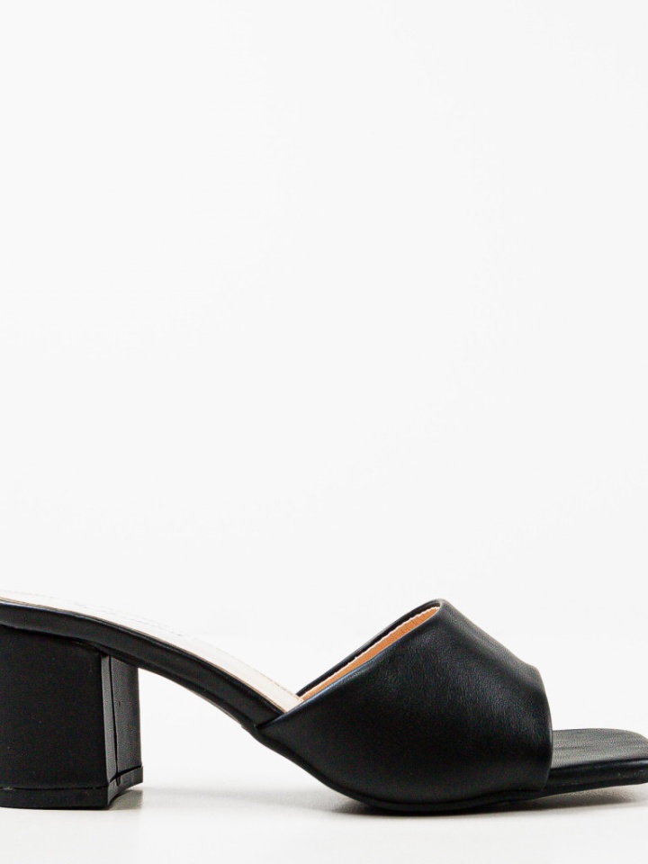 Saboti dama Coraline Negri