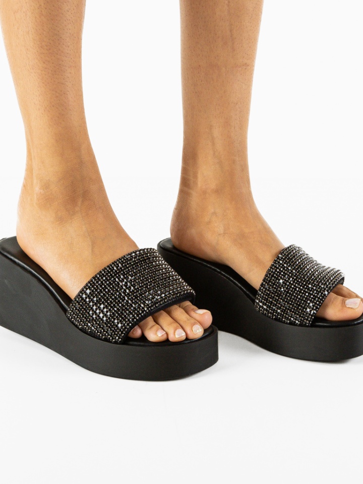 Saboti dama Cerbera Aurii