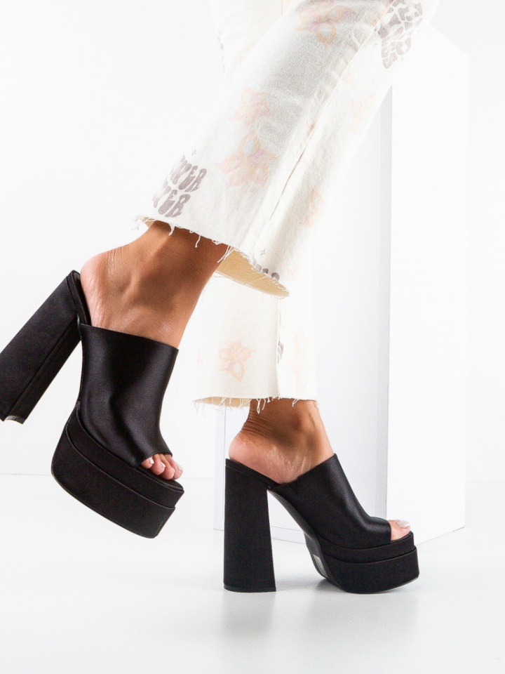 Saboti dama Hirst Roz