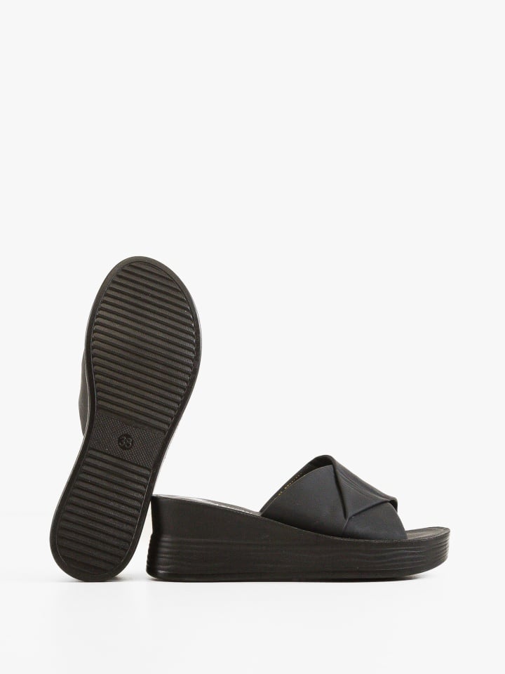 Saboti dama Nasreen Negri