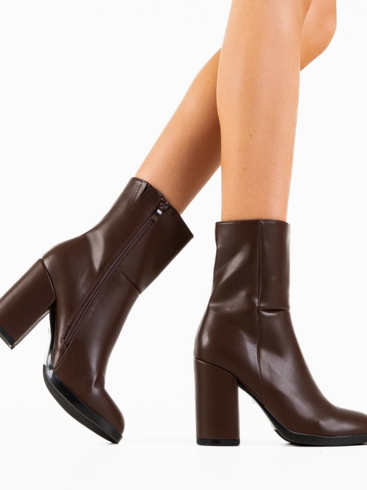 Botine dama Tshepo Camel