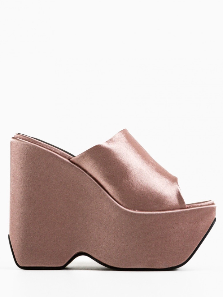 Saboti dama Kayleig Roz