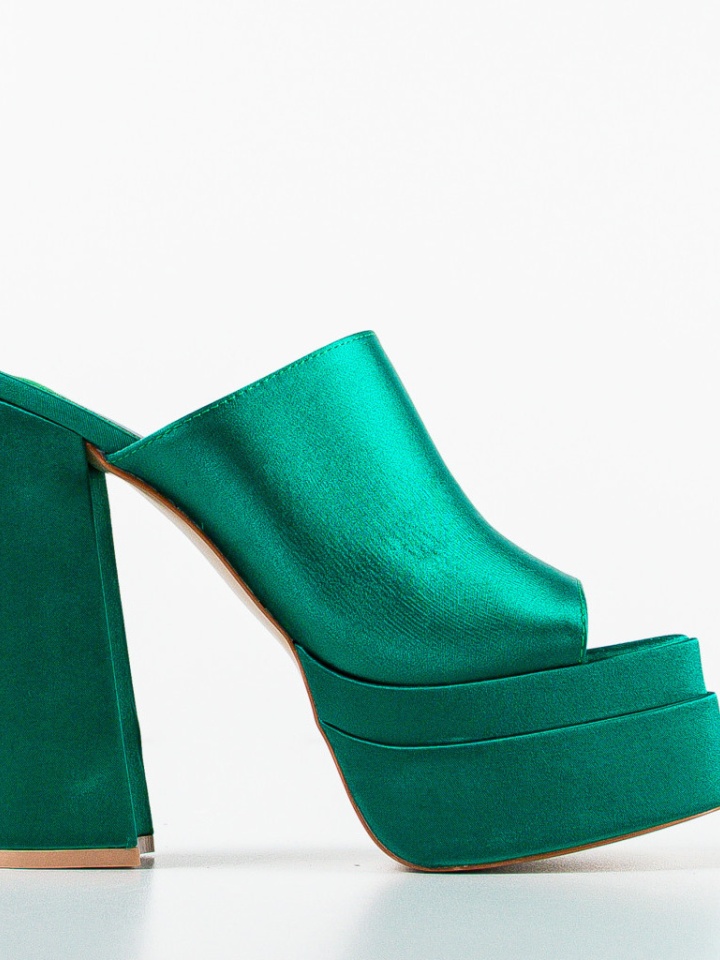 Saboti dama Hirst Roz