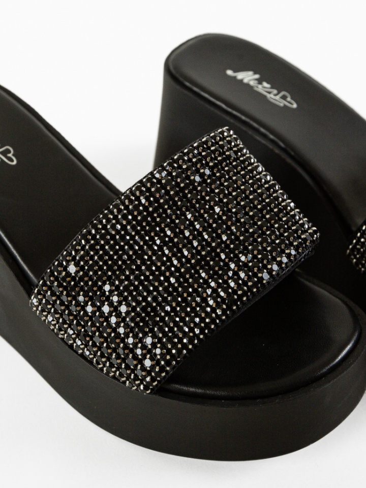 Saboti dama Cerbera Aurii