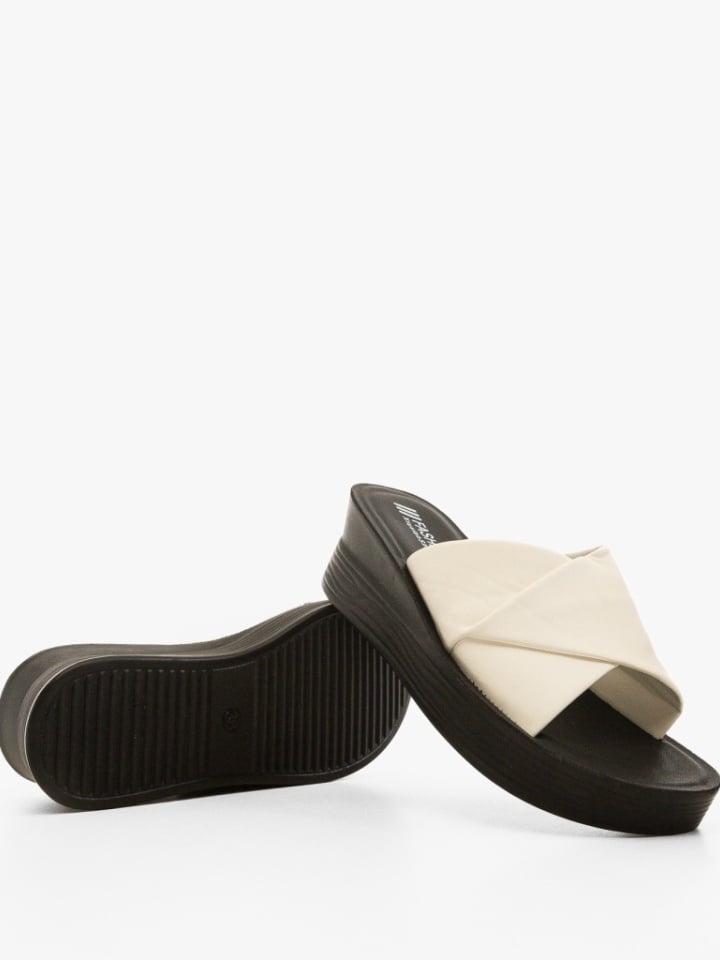 Saboti dama Nasreen Negri