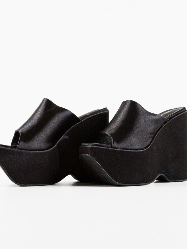 Saboti dama Kayleig Roz