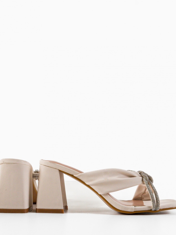 Saboti dama Sophea Bej