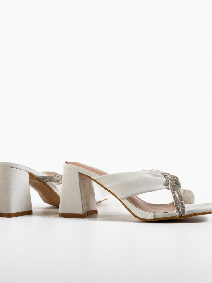 Saboti dama Sophea Bej