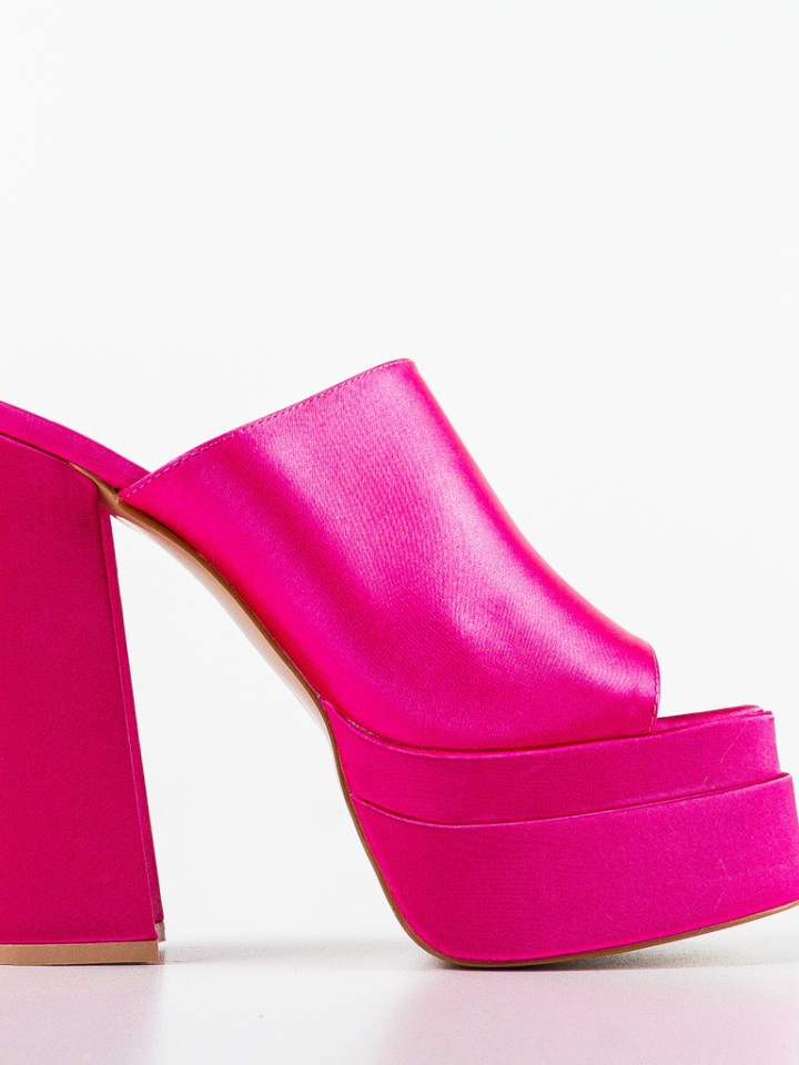 Saboti dama Hirst Roz