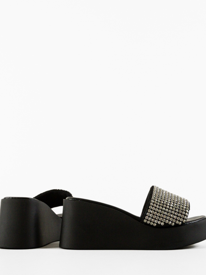 Saboti dama Cerbera Aurii