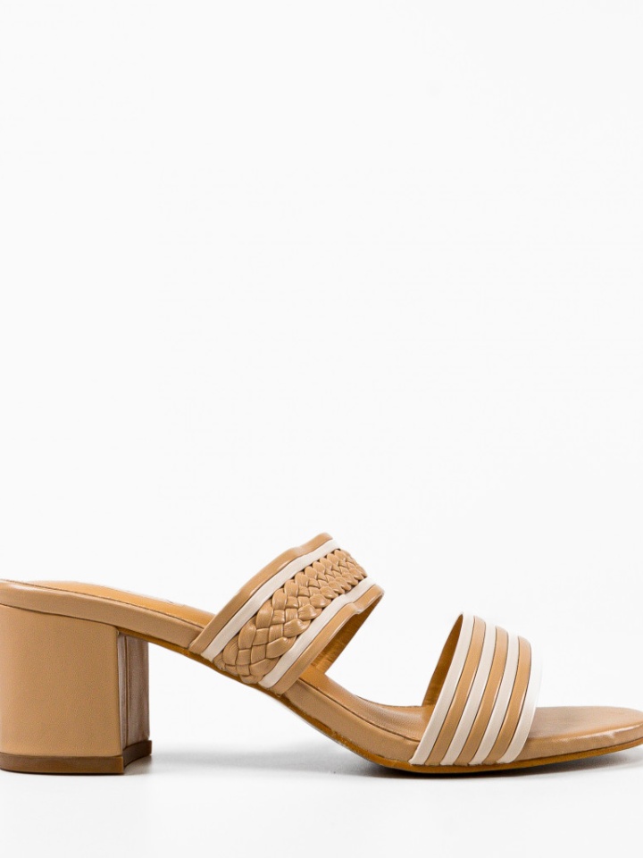 Saboti dama Nora Camel